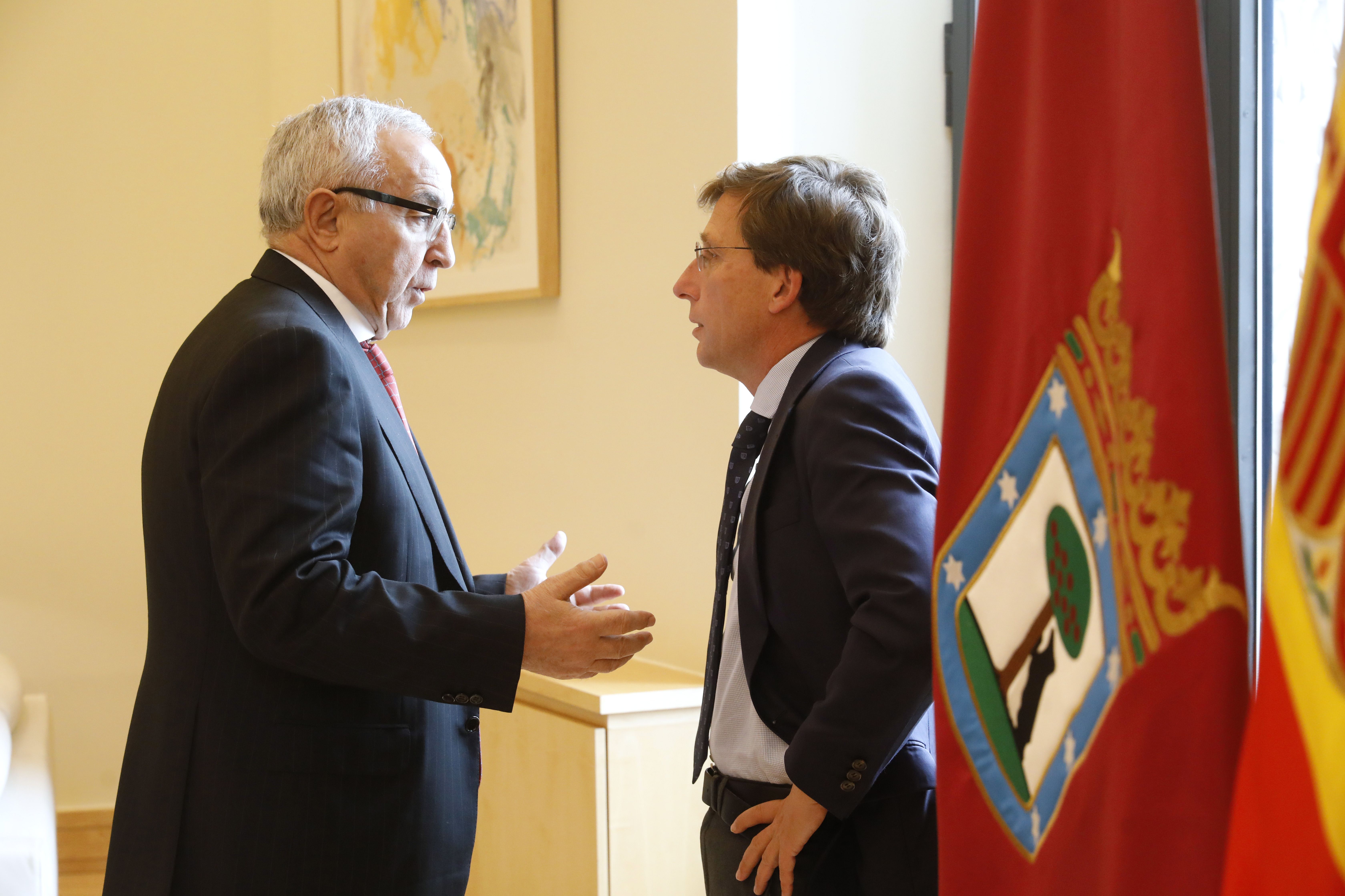 El alcalde de Madrid, Jos&eacute; Luis Mart&iacute;nez-Almeida, conversando con el presidente del COE, Alejandro Blanco.